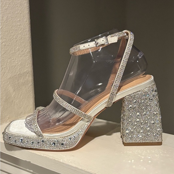 Elegant Crystal-Embellished Clear Heels - Picture 4 of 9